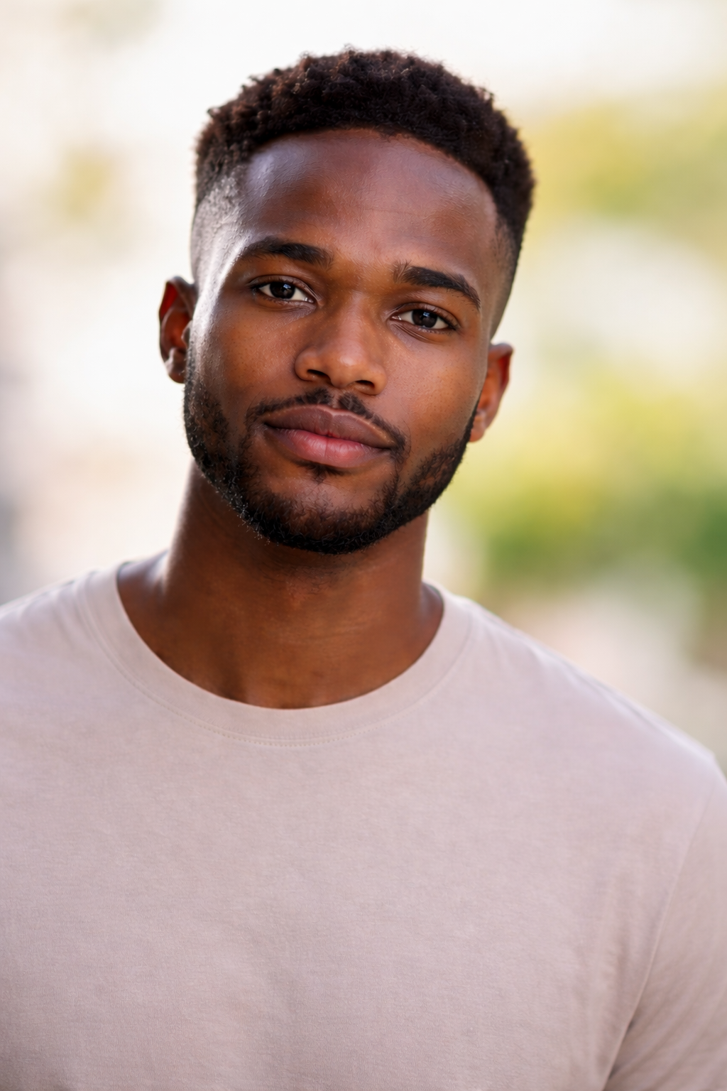 Portrait d'un jeune homme serein